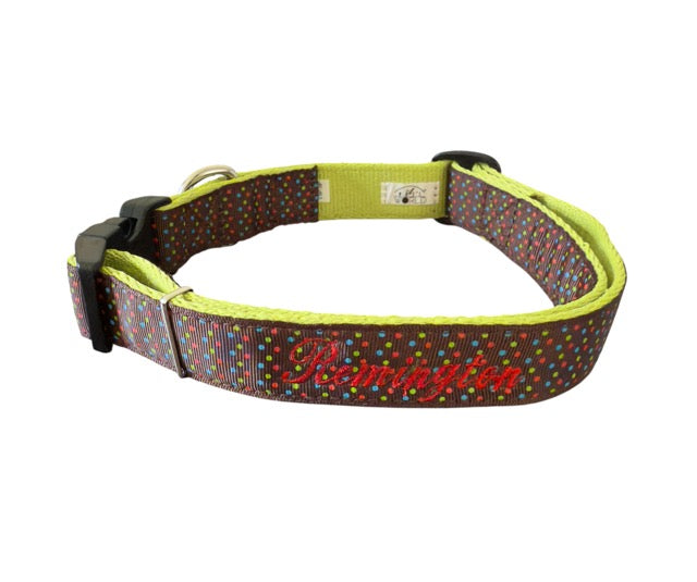 script font embroidered Triple dot collar